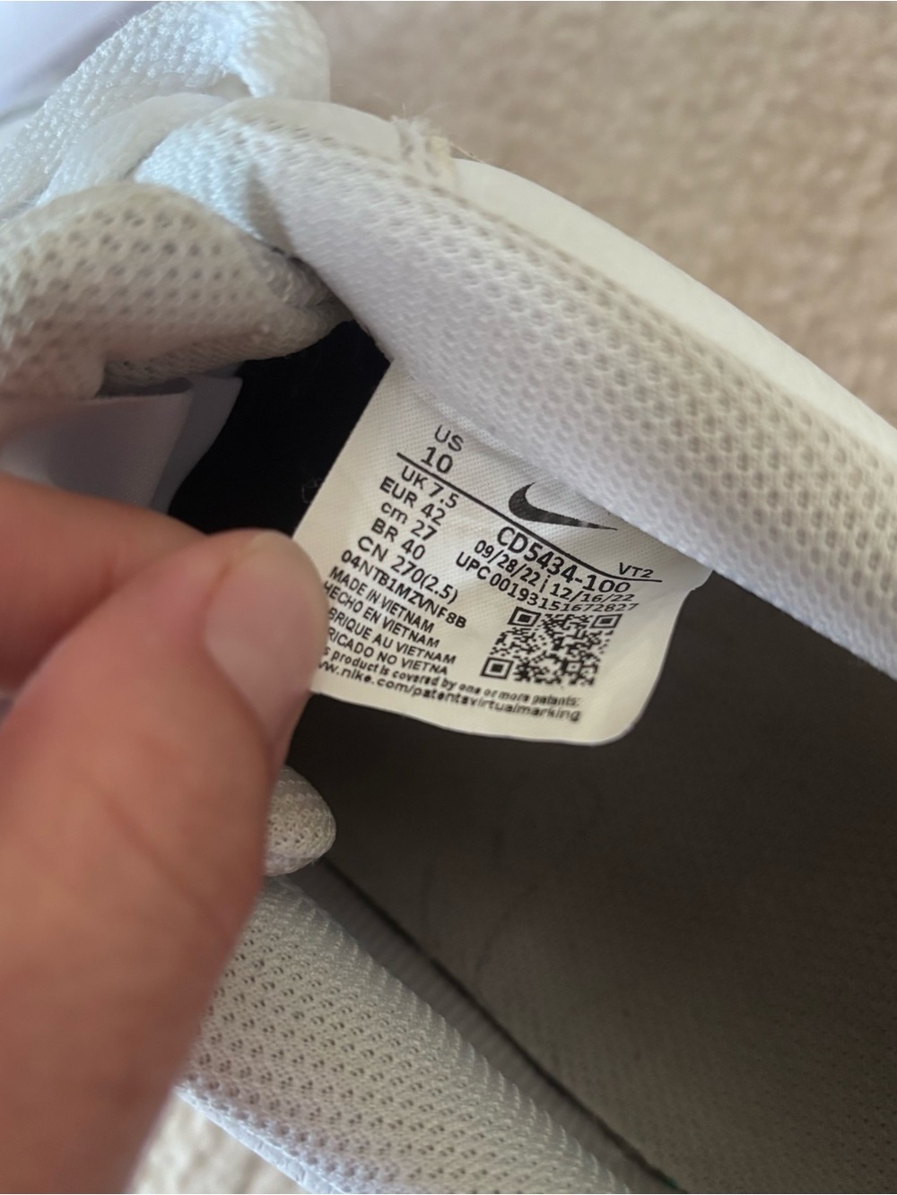 Nike Women’s White Low-Top Sneakers - Picture 8 of 11